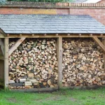 Как правильно хранить дрова